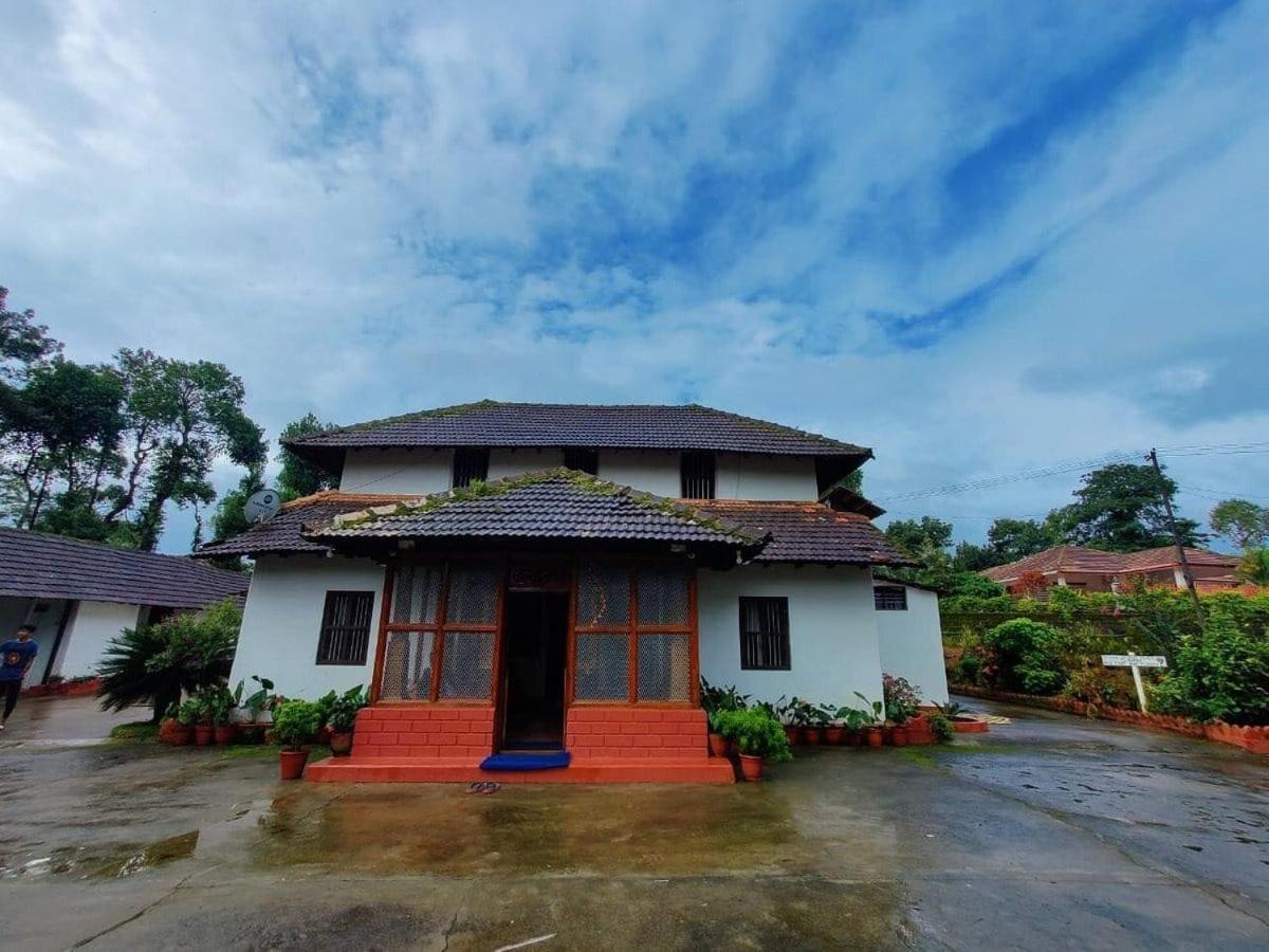 Sardar Bahadur'S Heritage Bungalow Estate Stay Napoklu Exterior photo